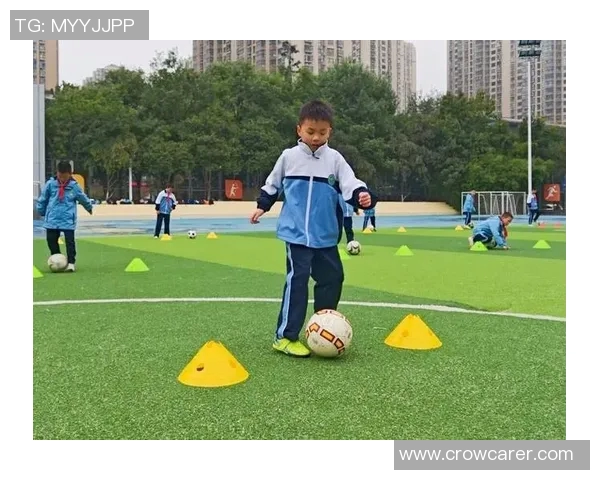 小孩心中的足球梦追逐明星的脚步与激情